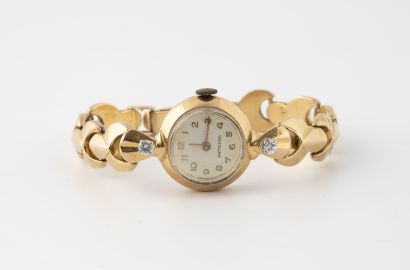null Montre bracelet de dame en or jaune (750).

Boîtier rond à attaches ornée de...