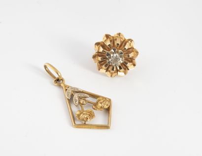 null Lot de bijoux en or jaune (750) comprenant un pendentif ajouré orné de deux...