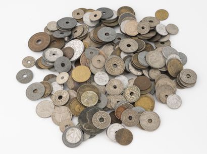 EUROPE & AMERIQUE, Lot de monnaies anciennes et modernes en métal ou en argent (min....