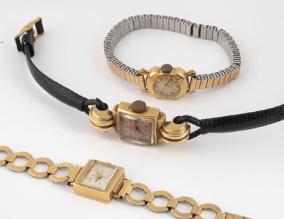 null Lot of three ladies' watches.

Square or round cases in yellow gold (750), Tank...