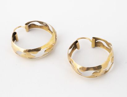 null Pair of openwork creoles in yellow gold (750) with volutes. 

Total weight :...