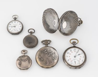 null Lot of four silver (800) gousset or collar watches or savonnette.

Dials enamelled...