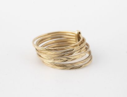 Yellow gold (585) ring with chased stripes....