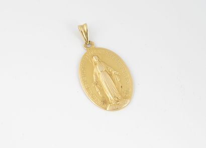 null Pendentif ovale en or jaune (750) à l'effigie de la Vierge en prière, chiffrée...
