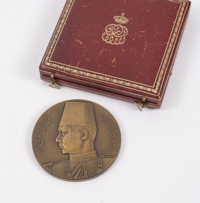 EGYPTE Médaille en bronze patiné.

18ème congrès du coton. Roi Farouk. 1938.

Gravée...