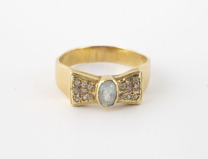 Yellow gold ring (750) centered with a blue...