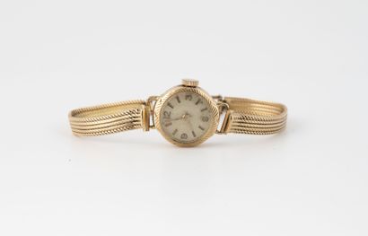 null 
Lady's watch in yellow gold (750). 

Round case. 

Dial with golden background,...