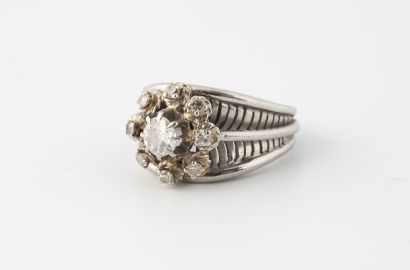 null 
White gold (750) and platinum (850) flower ring centered on an old-cut diamond...