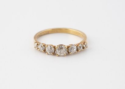 Yellow gold (750) ring set with 7 small diamonds...