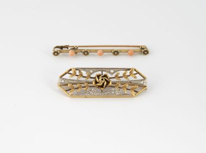 Brooch in yellow and white gold (750) with...