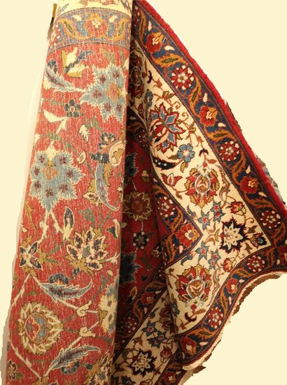 CAUCASE, XXème siècle 
Tapis en laine polychrome à champ rouge à décor floral.




Triple...