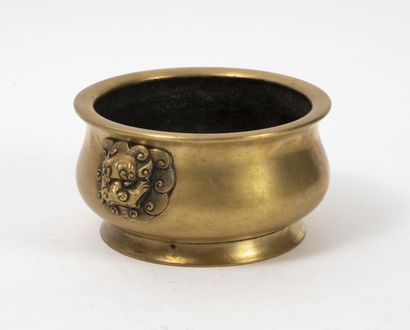 CHINE, XIXème siècle Petit brûle parfum sur talon en bronze doré à deux prises à...