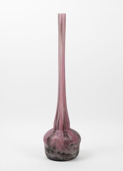 Établissements DAUM à Nancy Large vase berluze, bulbous body. 

Proof in pink and...