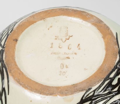 Max LAUGER (1864-1952) Paire de vases ovoïdes en céramique à fond plat et petit col.

Décor...