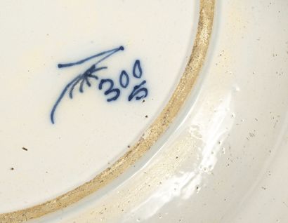 DELFT, Fabrique de KLAUW, fin du XVIIIème siècle Blue earthenware dish decorated...