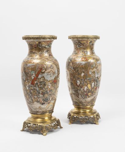 JAPON, Satzuma 
Paire de vases en balustre en céramique à décor polychrome et doré...