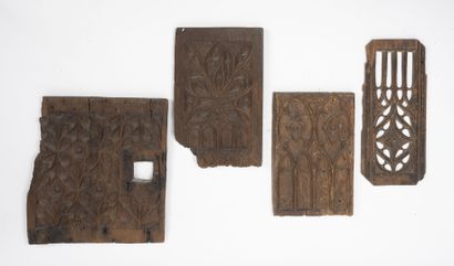 Quatre fragments de meubles en bois sculpté...
