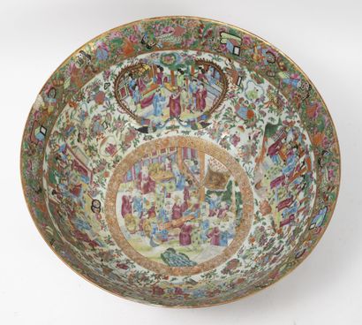 CHINE, Canton, XIXème siècle Très grand bassin circulaire en porcelaine émaillée...