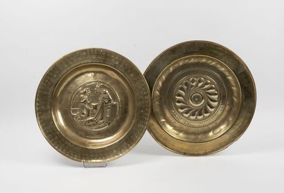 ALLEMAGNE du SUD, Nuremberg, XVIème siècle Two circular offering dishes in embossed...