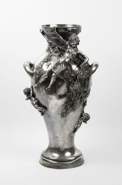 Grand vase balustre en métal argenté. 

Le...