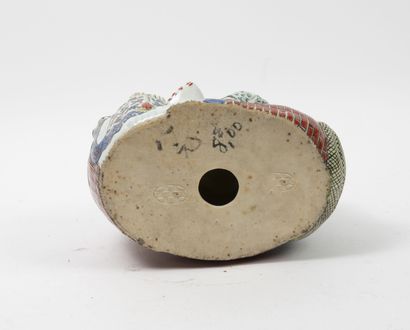 CHINE, XXème siècle Deux pièces en céramique : 

- verseuse à vin couverte en forme...