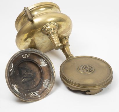 CHINE, début du XXème siècle Important brûle-parfum tripode en bronze aux pieds ornés...