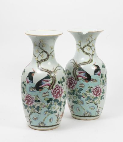 CHINE, fin XIXème-début du XXème siècle Paire de vases balustre en porcelaine.

Décor...