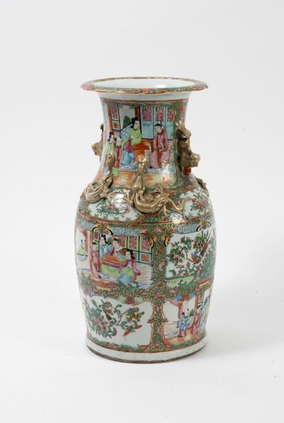 CHINE, Canton, fin du XIXème siècle Vase de forme balustre en porcelaine, à décor...
