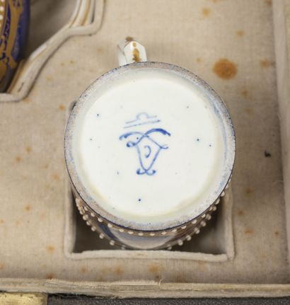 Dans le goût de SÈVRES Service à thé en porcelaine bleu et blanche à décor de médaillons...