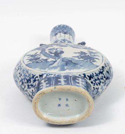 CHINE, fin XIXème siècle Vase de forme gourde sur haut talon à panse circulaire aplatie...