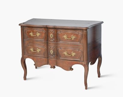 null Commode en noyer à deux tiroirs, transformée en buffet à deux vantaux moulurés,...