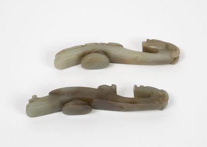 CHINE - XIXème siècle Deux fibules en néphrite céladon et grise, l'une à décor de...