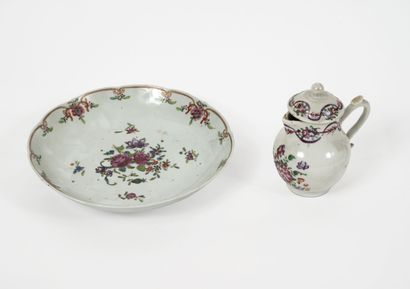 CHINE, Compagnie des Indes, fin du XVIIIème siècle Deux pièces en porcelaine :

-...