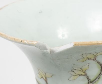 CHINE, fin XIXème-début du XXème siècle Paire de vases balustre en porcelaine.

Décor...