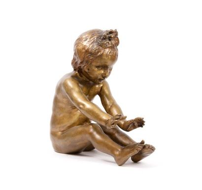 Raoul LARCHE (1860-1912) 
Petite fille assise les bras tendus.

Épreuve en bronze...