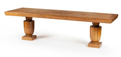 André ARBUS (1903-1969) Importante table console. En cerisier. H. : 72 cm - L. :...