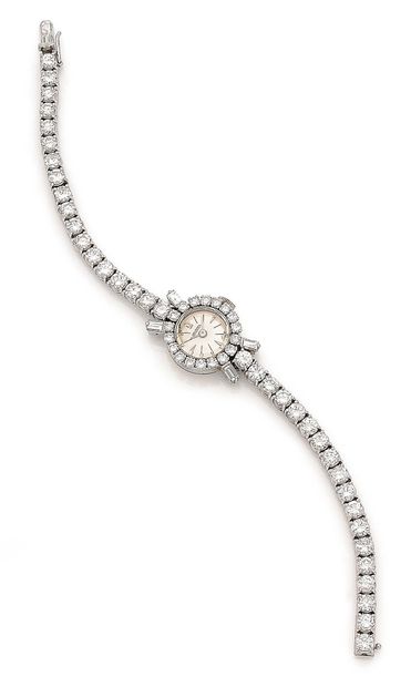 NOVOREX Belle montre bracelet du soir de dame en or gris (750) et platine (850).
Boîtier...