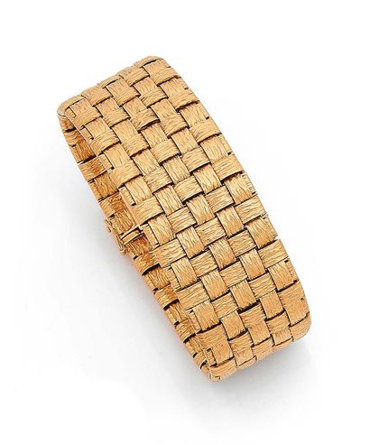 null Ribbon bracelet in yellow gold (750) textured and amati mesh basketry.
Ratchet...