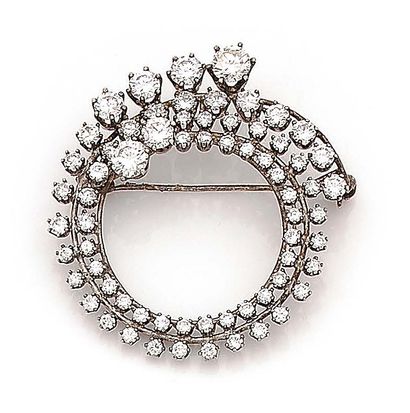 null Circular brooch in white gold (750 and 585), stylizing a starry spray, decorated...