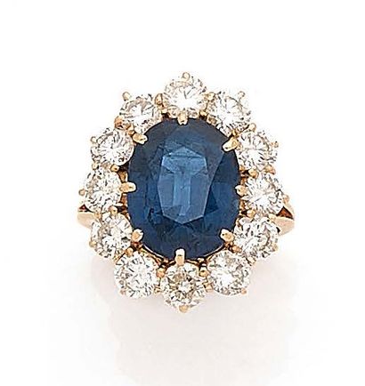 null Yellow gold (750) daisy ring set with an oval faceted sapphire in a setting...