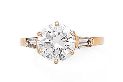 null Yellow gold (750) solitaire ring set with a brilliant-cut diamond in a claw...