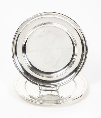 Deux plats circulaires en métal argenté....