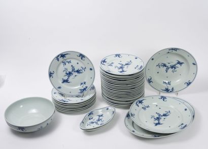 BERNARDAUD & Cie, Limoges Partie de service de table en porcelaine à décor chinoisant...