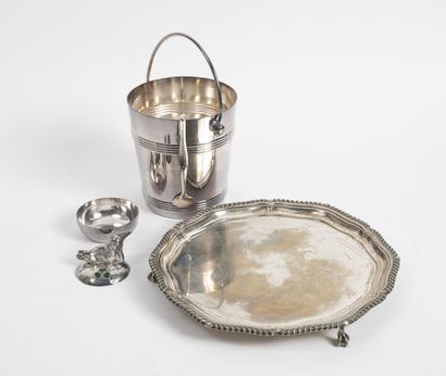 null Small lot of silver plated metal, including :

- bucket and ice tongs.

Hallmark...