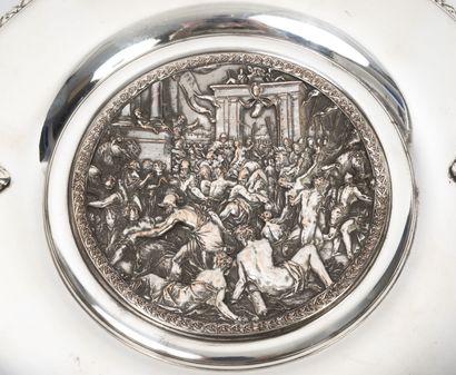 null Coupe patère en métal argenté représentant l'enlèvement des Sabines et au revers...