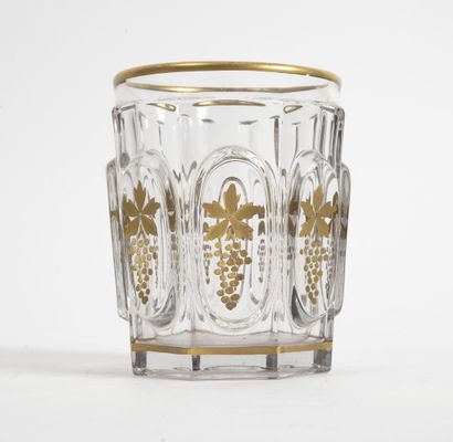 null Crystal goblet, gilded.

H. 11 cm ; Diam. : 8 cm.

Wear to the gilding.