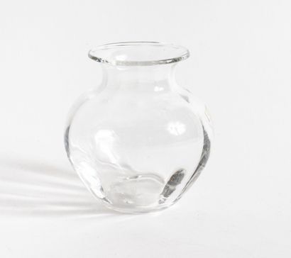 SAINT-LOUIS Petit vase.

En cristal.

Signé du cachet au revers.

H. : 12,5 cm. 

Avec...