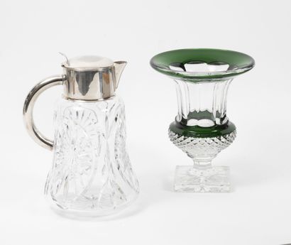 SAINT-LOUIS Vase de forme Médicis.

En cristal taillé, doublé vert et incolore

Signé...