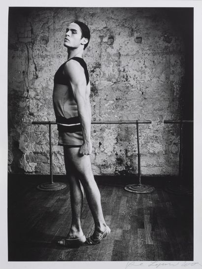 Karl LAGERFELD Baptiste GIABICONI at the bar. Closed fist, crossed legs, 2009.

Monochrome...