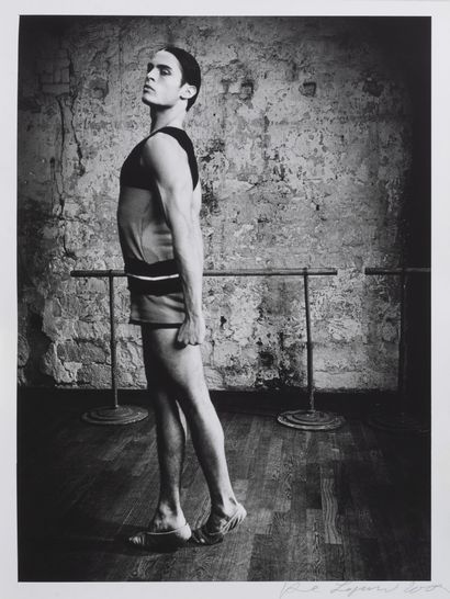 Karl LAGERFELD Baptiste GIABICONI à la barre. Poing fermé, jambes croisées, 2009.

Tirage...